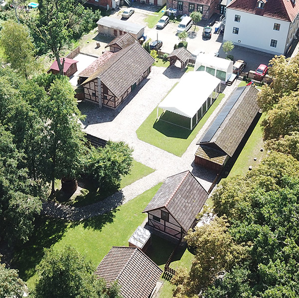 Erkunden Sie den Freiluftbereich des Salzmuseums. Hier finden Sie unter anderem ein aktives Siedehaus mit Steinbackofen